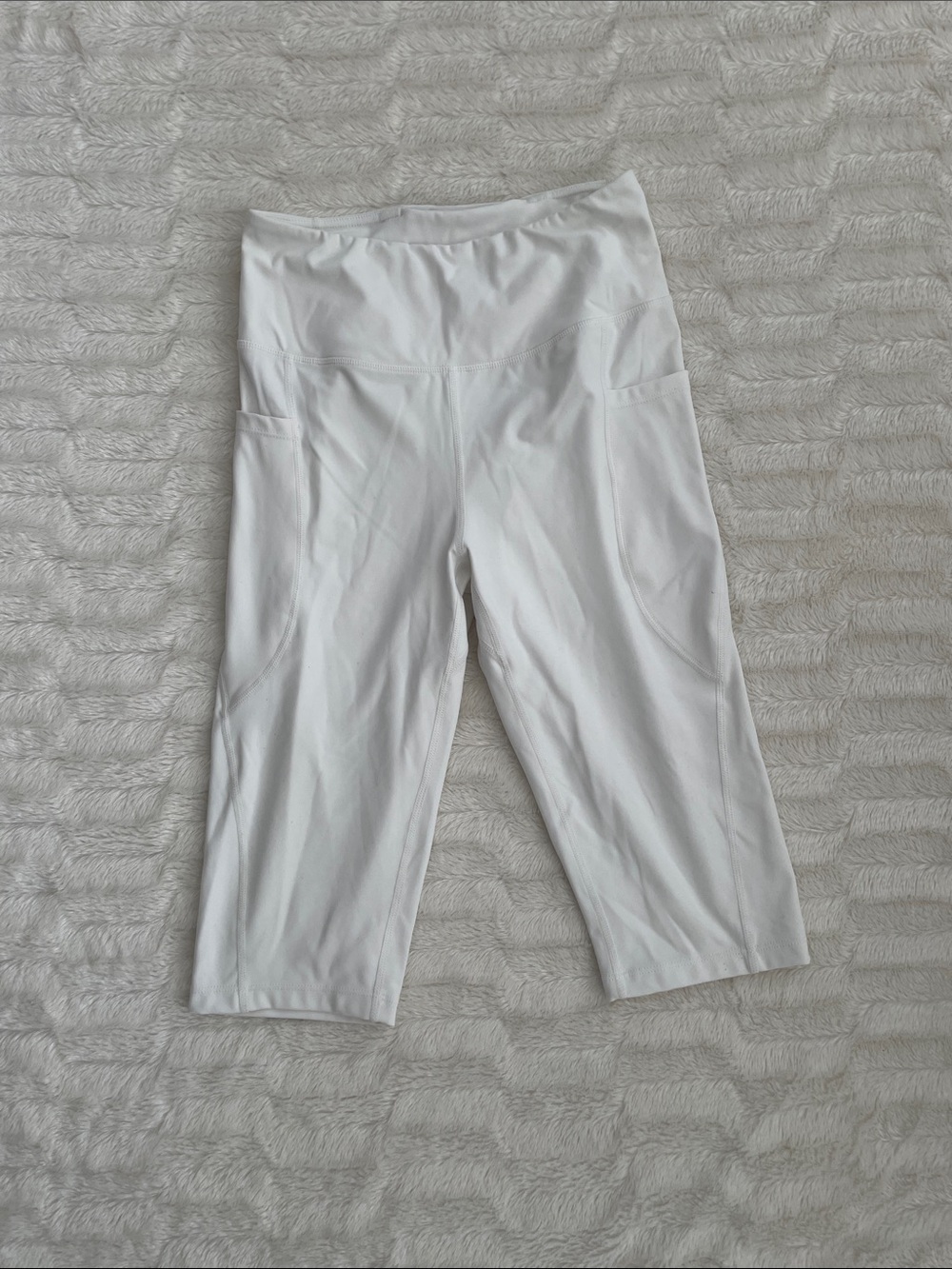 Baleaf White High-Rise Capri Leggings with Branded Waistband